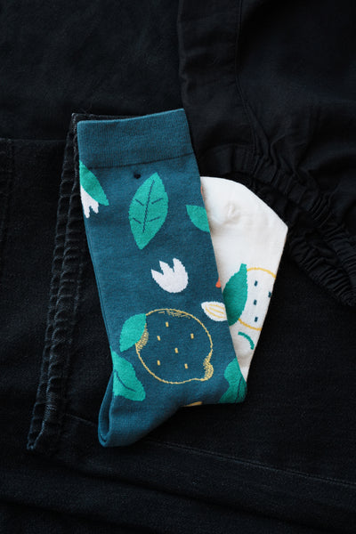 Limono Lemonheads Black socks jacquard knit macro showing lemons and flowers on antracite cotton